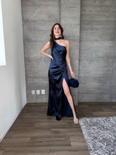 Cargar imagen en el visor de la galería, Mariella - Vestido largo satinado azul marino

