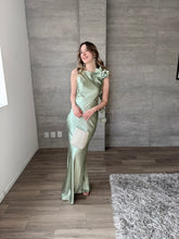 Cargar imagen en el visor de la galería, Francesca - Vestido largo de satín verde polvo
