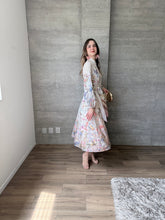 Cargar imagen en el visor de la galería, Brielle - Vestido midi beige con estampado floral
