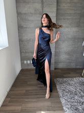 Cargar imagen en el visor de la galería, Mariella - Vestido largo satinado azul marino
