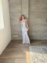 Cargar imagen en el visor de la galería, Sodi -  Vestido largo strapless satinado celeste
