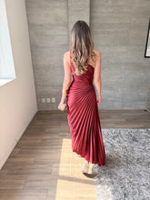 Cargar imagen en el visor de la galería, Nicola - Vestido midi plisado vino

