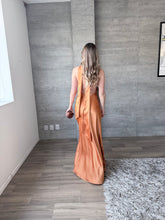 Cargar imagen en el visor de la galería, Piera - Vetido largo satinado naranja
