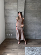 Cargar imagen en el visor de la galería, Kaela - Vestido midi color mocha
