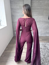 Cargar imagen en el visor de la galería, Andreina - Jumpsuit con capa color ciruela
