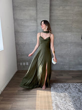Cargar imagen en el visor de la galería, Gabrielle - Vestido largo olivo
