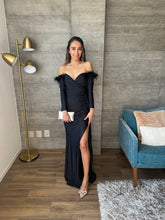 Cargar imagen en el visor de la galería, Carlota - Vestido negro largo strapless con mangas
