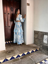 Cargar imagen en el visor de la galería, Tulum - Vestido azul floral largo con manga
