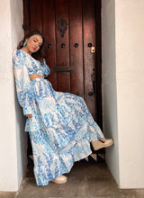 Cargar imagen en el visor de la galería, Tulum - Vestido azul floral largo con manga
